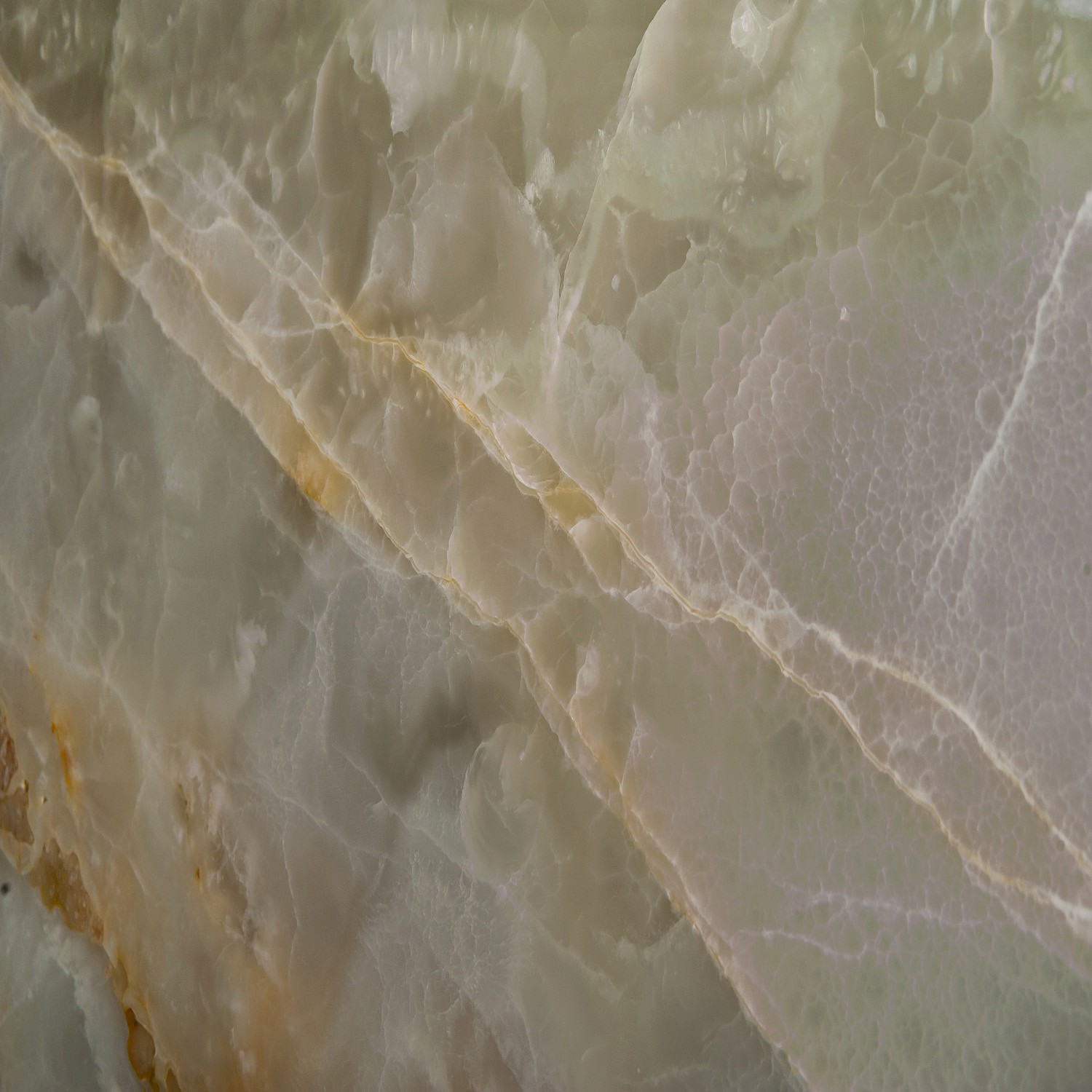 Goldene Linien im Classic White Extra Onyx