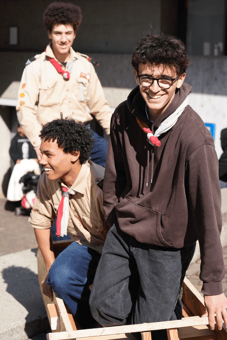 Scouts dans une caisse à savon