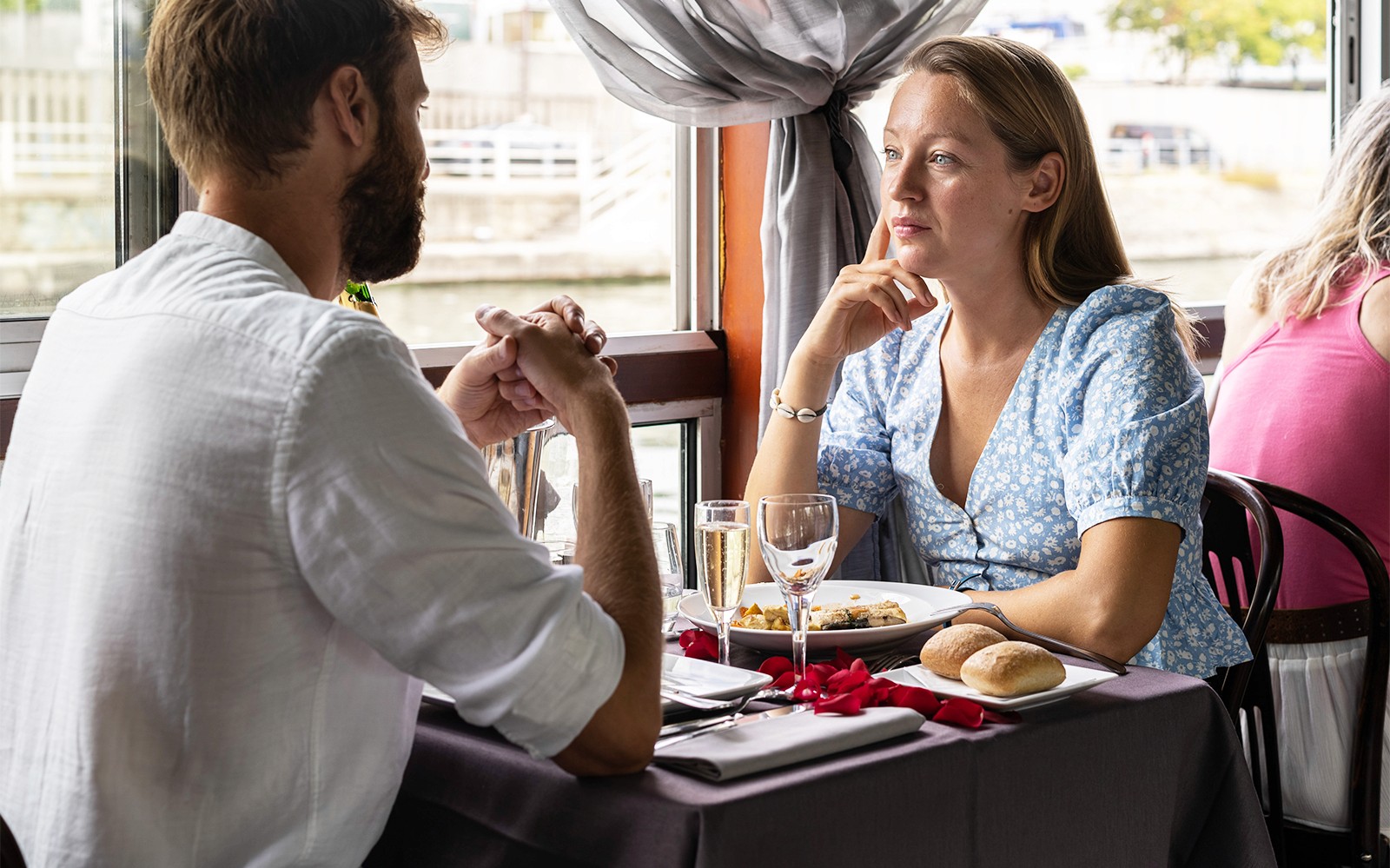 Pareja almorzando en el Crucero La Marina Orsay en París.