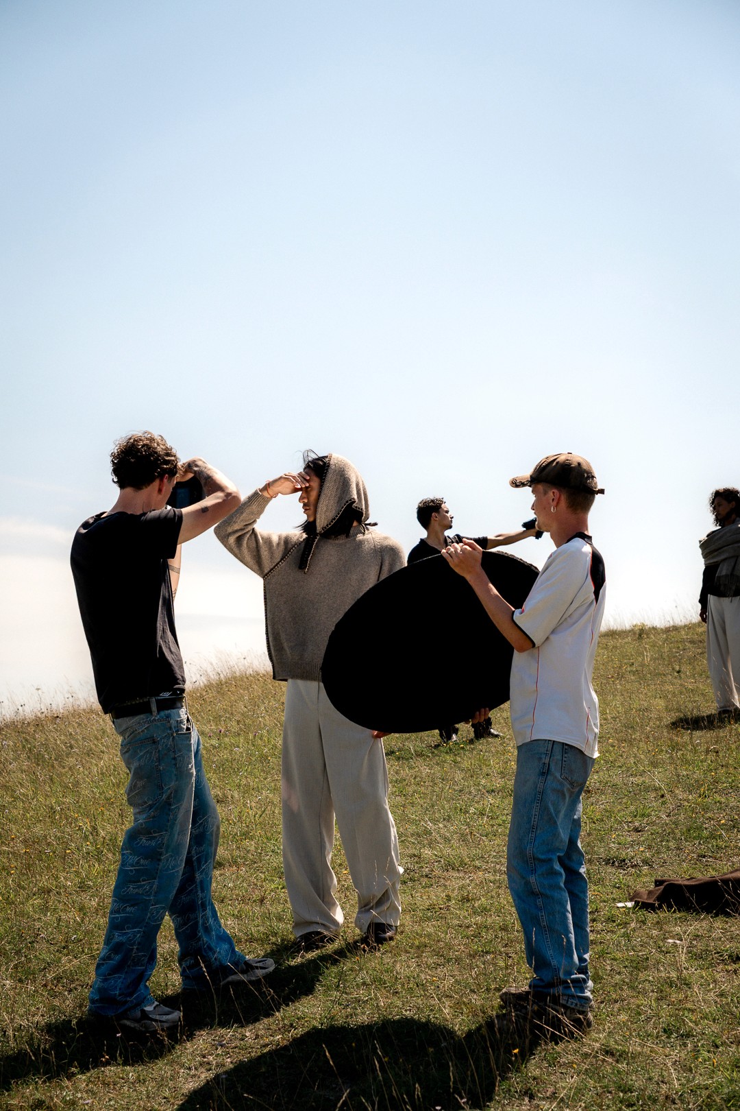 Réglage lumière naturelle pour une scène de tournage en plein air.