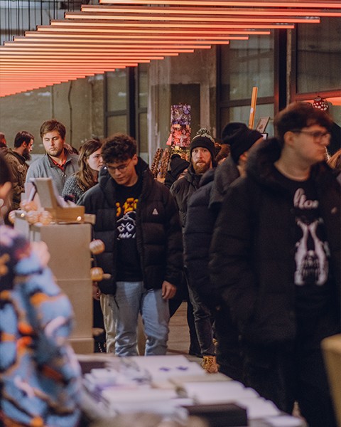 Zdjęcie przedstawiające grupę ludzi zwiedzających targi.