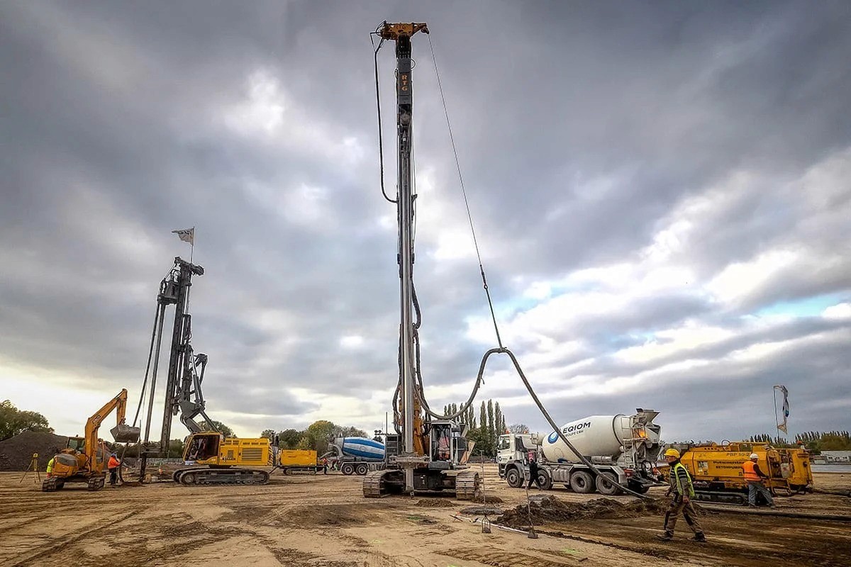 Chantier forage avec foreuse Liebherr et pelleteuse — photo BTP industriel Lille Nord | Anteale Yann Manac’h 2025