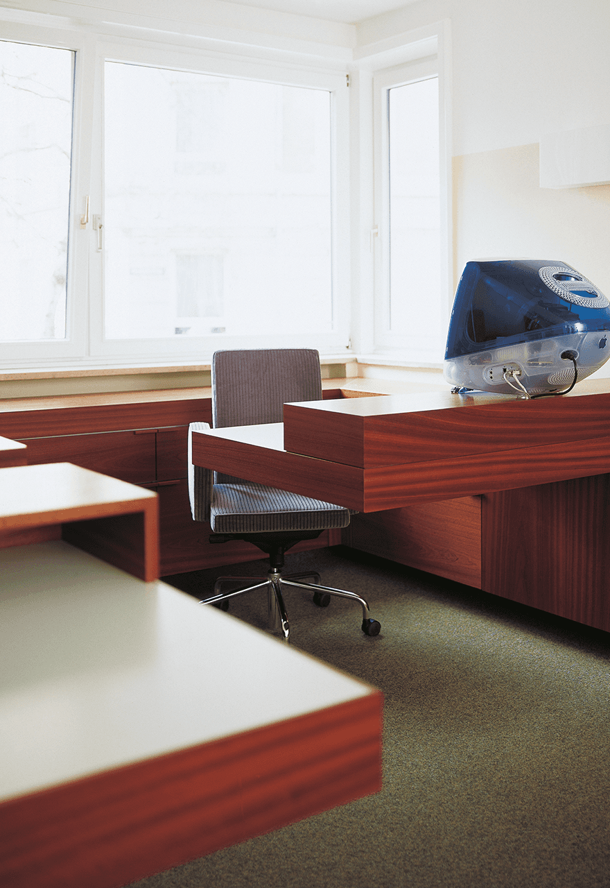 Innenansicht des tegut… teo mit einer großen Selbstbedienungskasse im Vordergrund und dem gewölbten, hölzernen Innenraum mit gut gefüllten Regalen im Hintergrund.