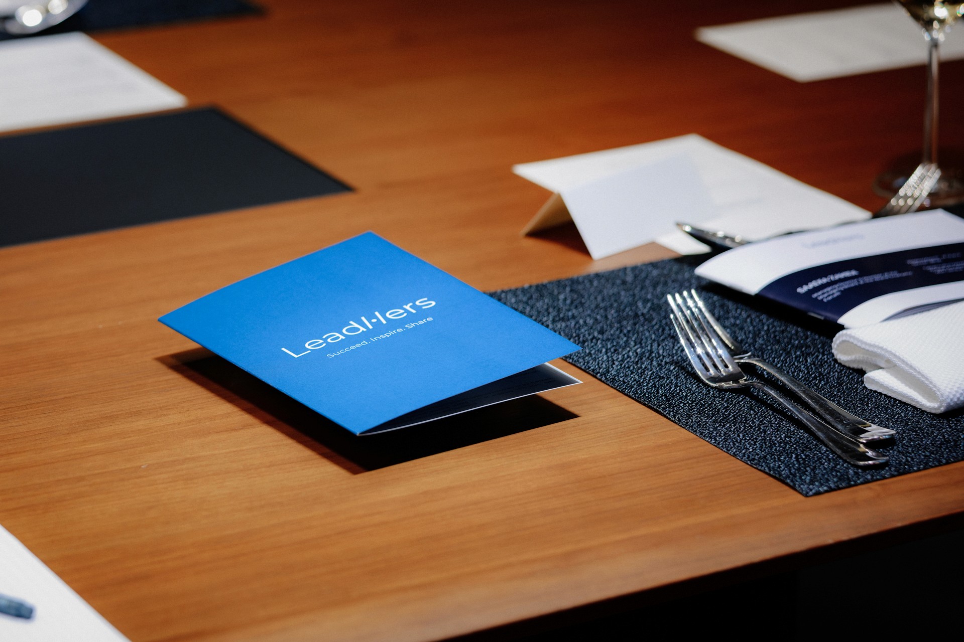 Disposition de la table du dîner vu à travers un mirroir