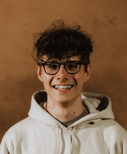 Foto van Quint Verkoeijen die glimlachend de camera inkijkt tijdens het mannenweekend van Broederschap