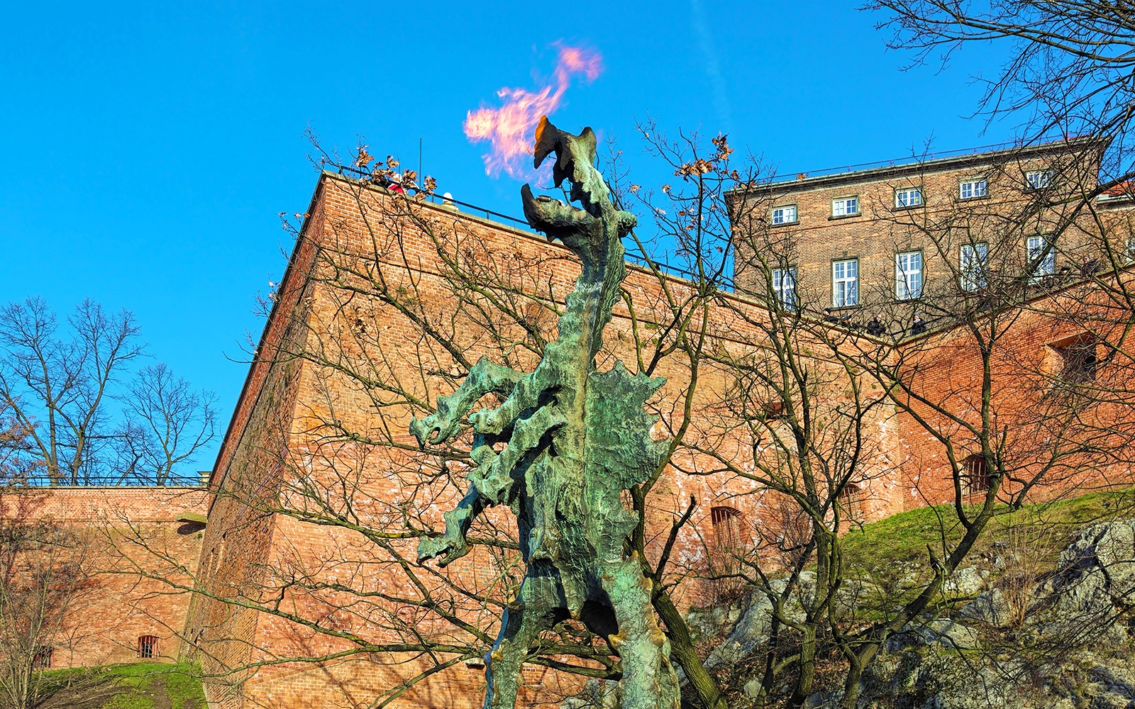 Líkneskið af Drekanum Wawel sem spýr eldi nálægt Wawel kastalaveggjum í Kraká, Póllandi.