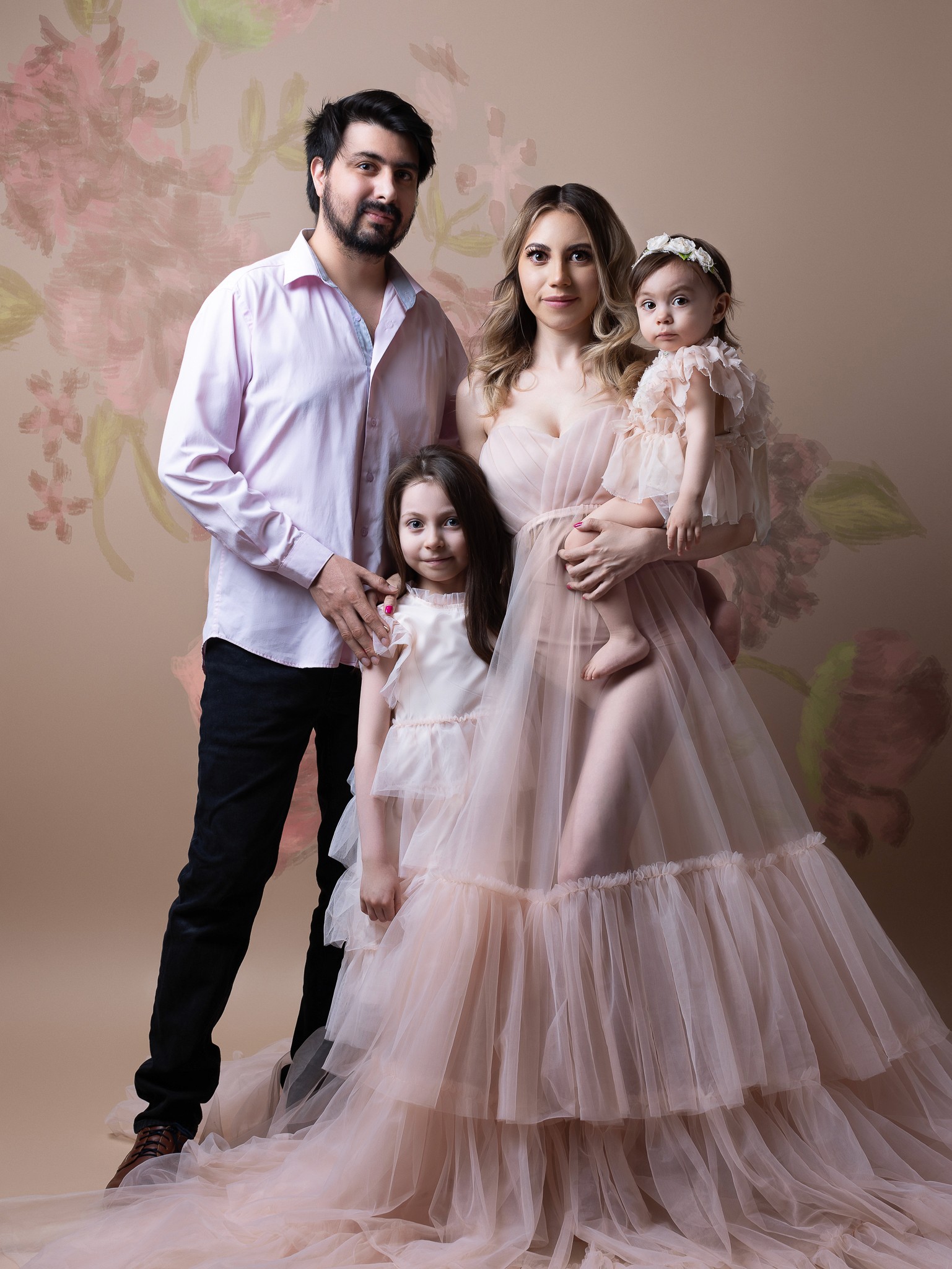 familia fotografiada con un set de iluminación en estudio de fotografía