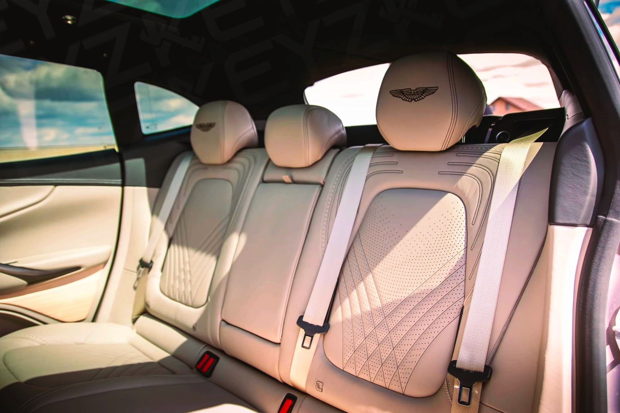 Sièges en cuir beige Aston Martin DBX Blanc – Location Voiture de luxe à Dubaï | Keyz Rent