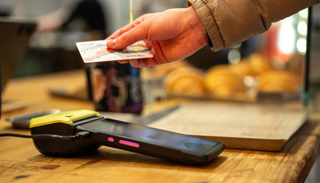 a customer completes a credit card purchase in a Teya card reader
