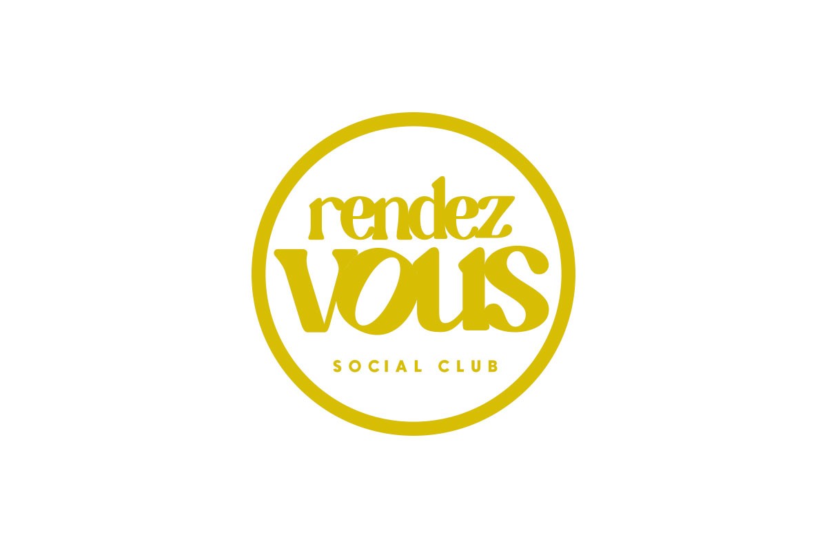 Logo amarillo del Rendezvous Social Club Mallorca sobre fondo blanco