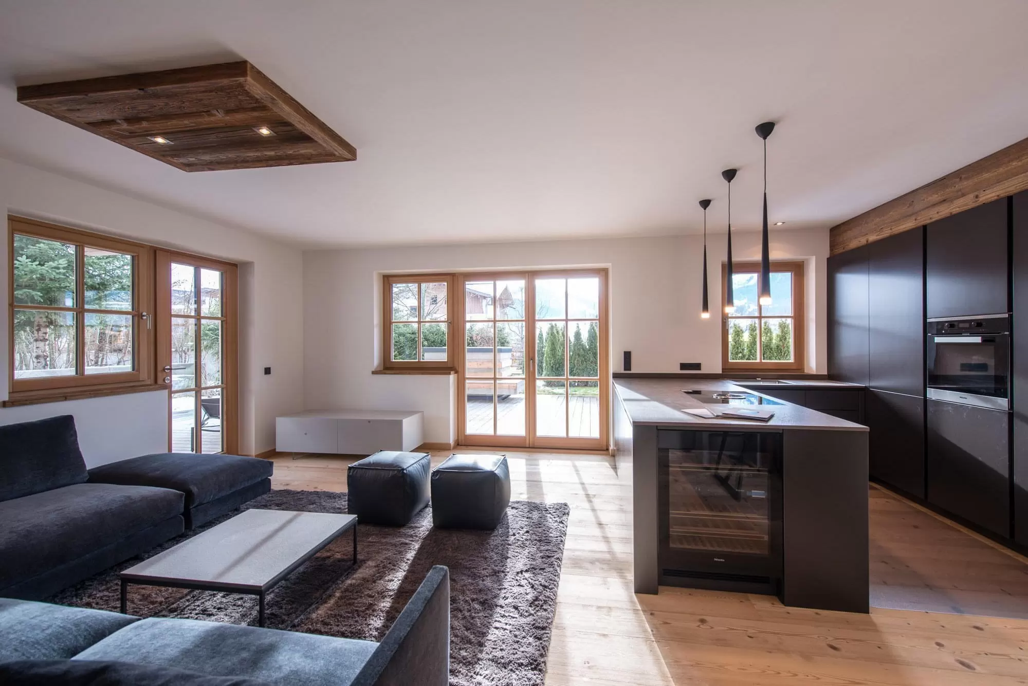 Moderne Wohnküche mit offener Gestaltung im Chalet Sonnenhof 1 – ideal für hochwertiges Leben in den Tiroler Alpen.