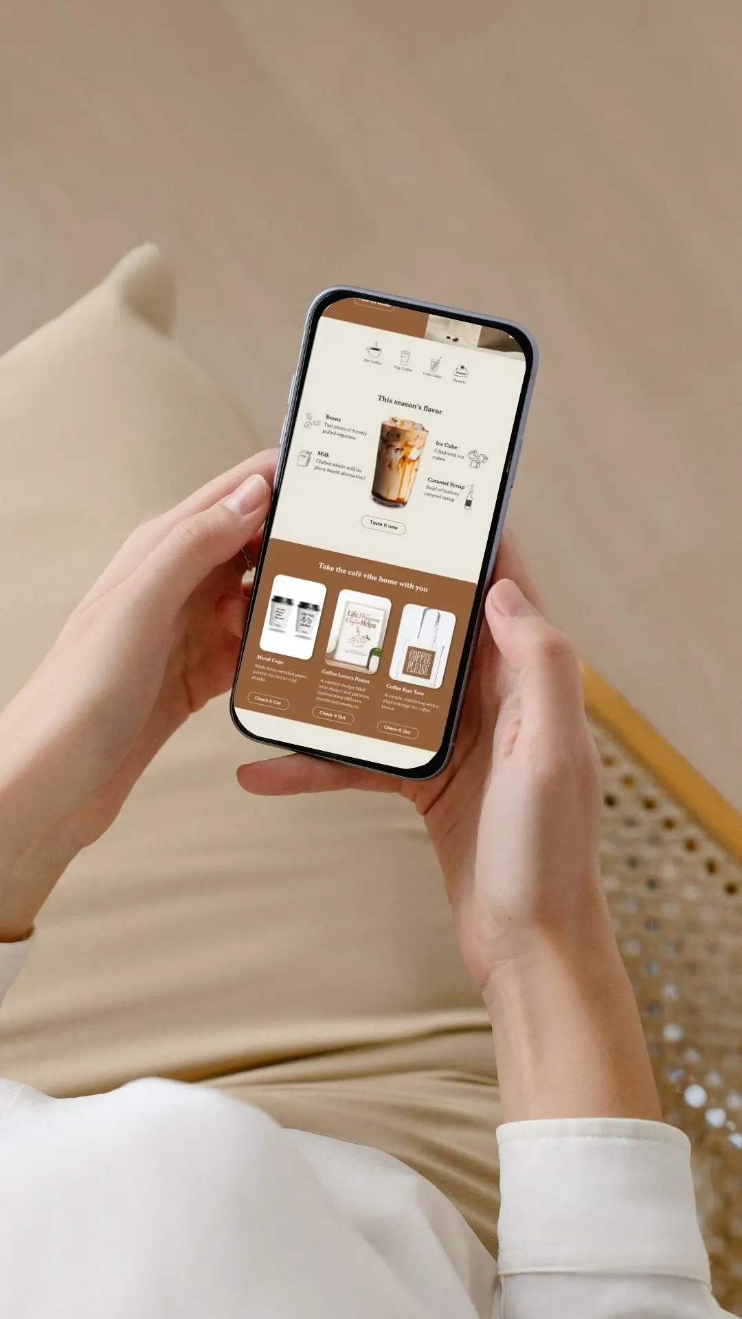 Håndholdt telefon der viser kaffe websitet