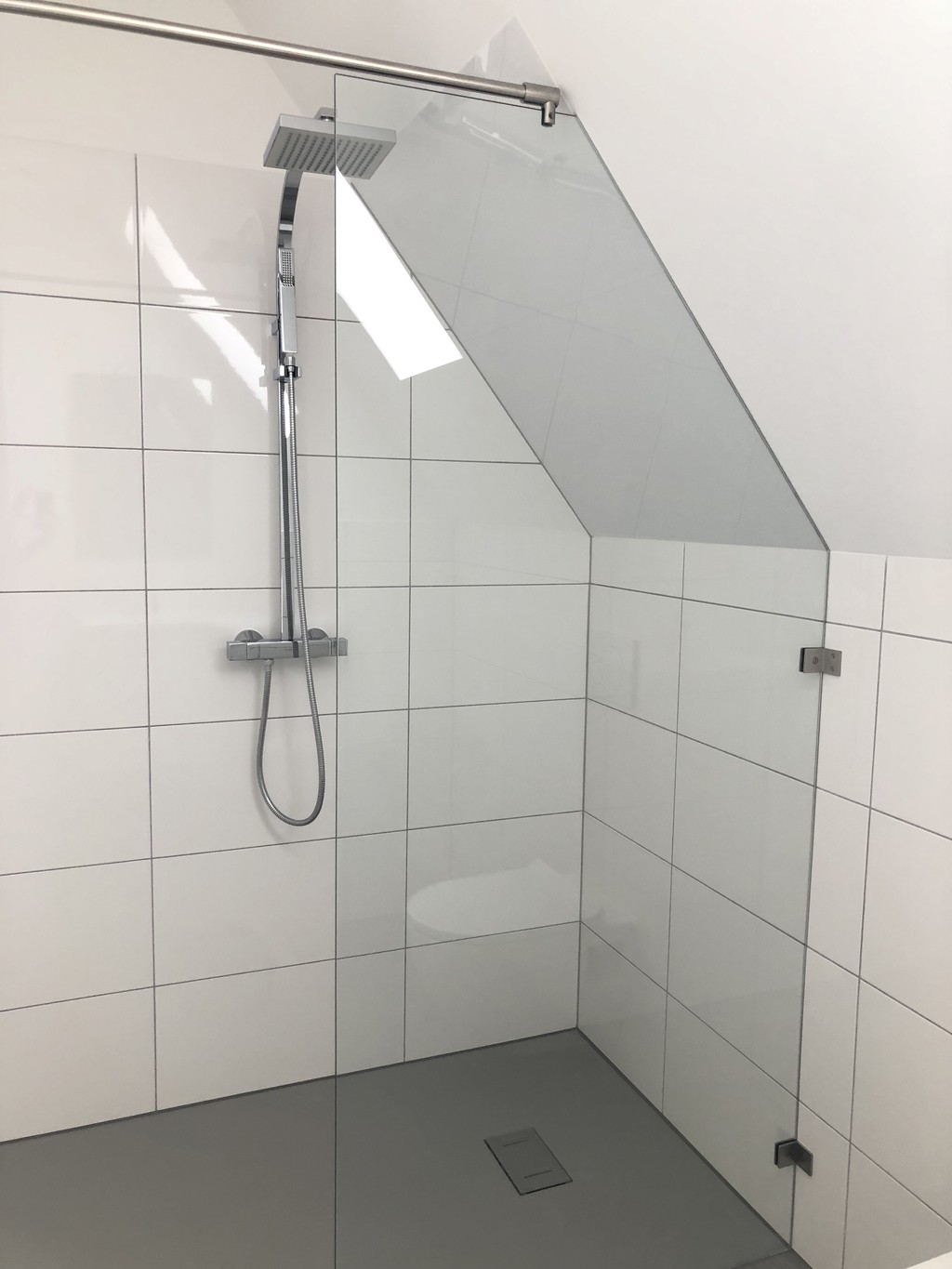 Ausblick aus einem Erkerfenster im sanierten Mehrfamilienhaus Regerstraße mit Blick auf die Umgebung