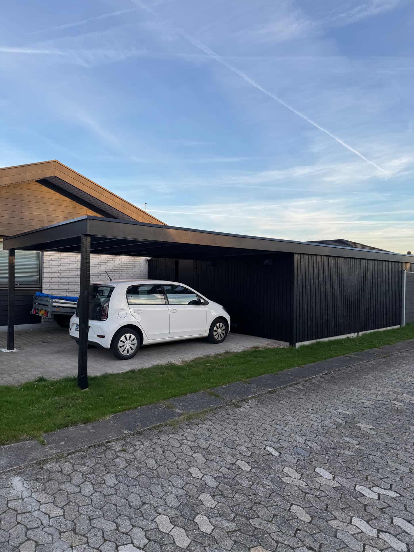 Komplet tømrerløsning med flot sort garage og udestue