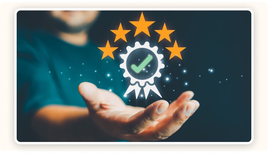 Main tendue avec une icône de badge qualité cinq étoiles et validation