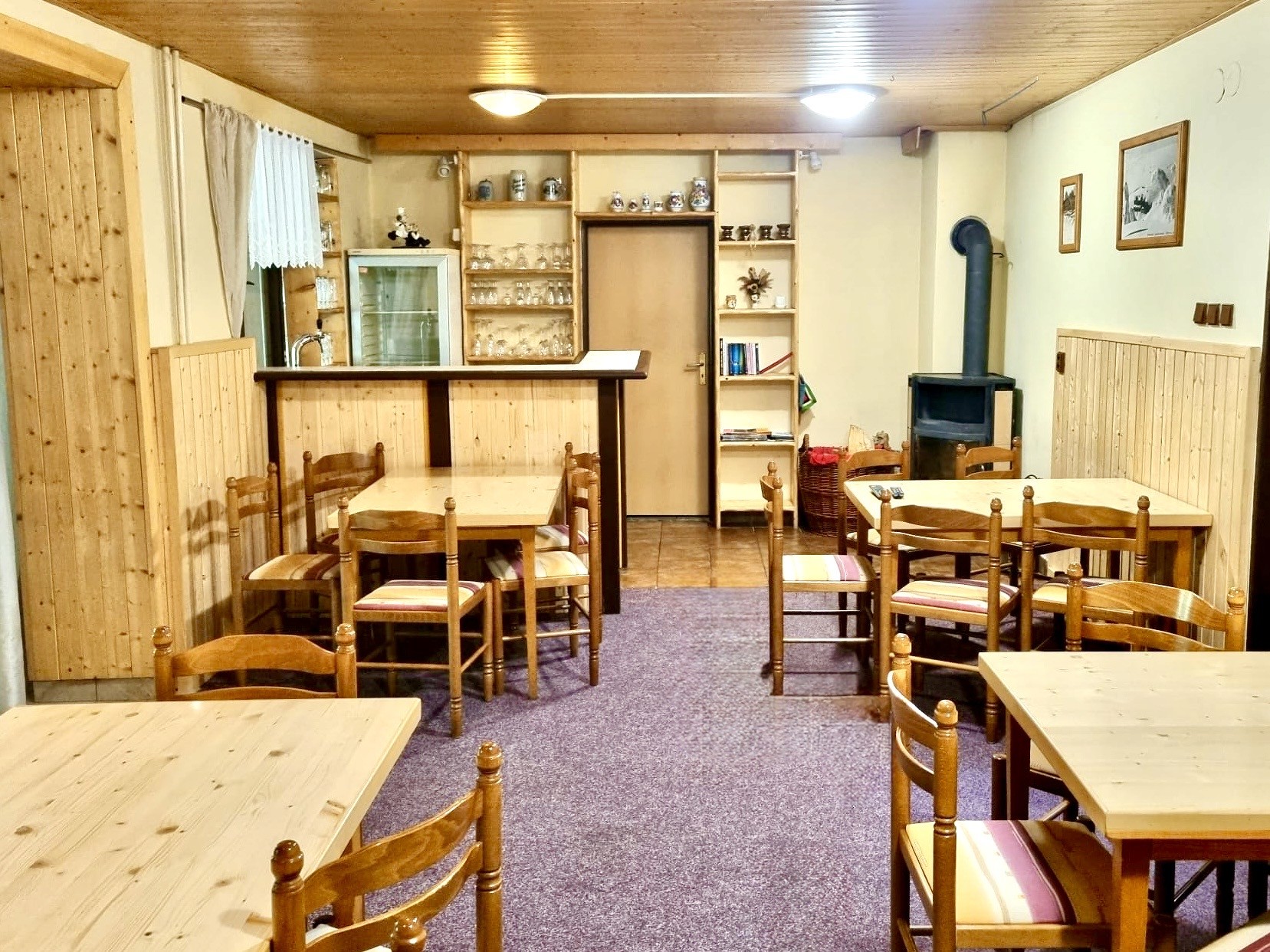 Společenská místnost s barem a krbem