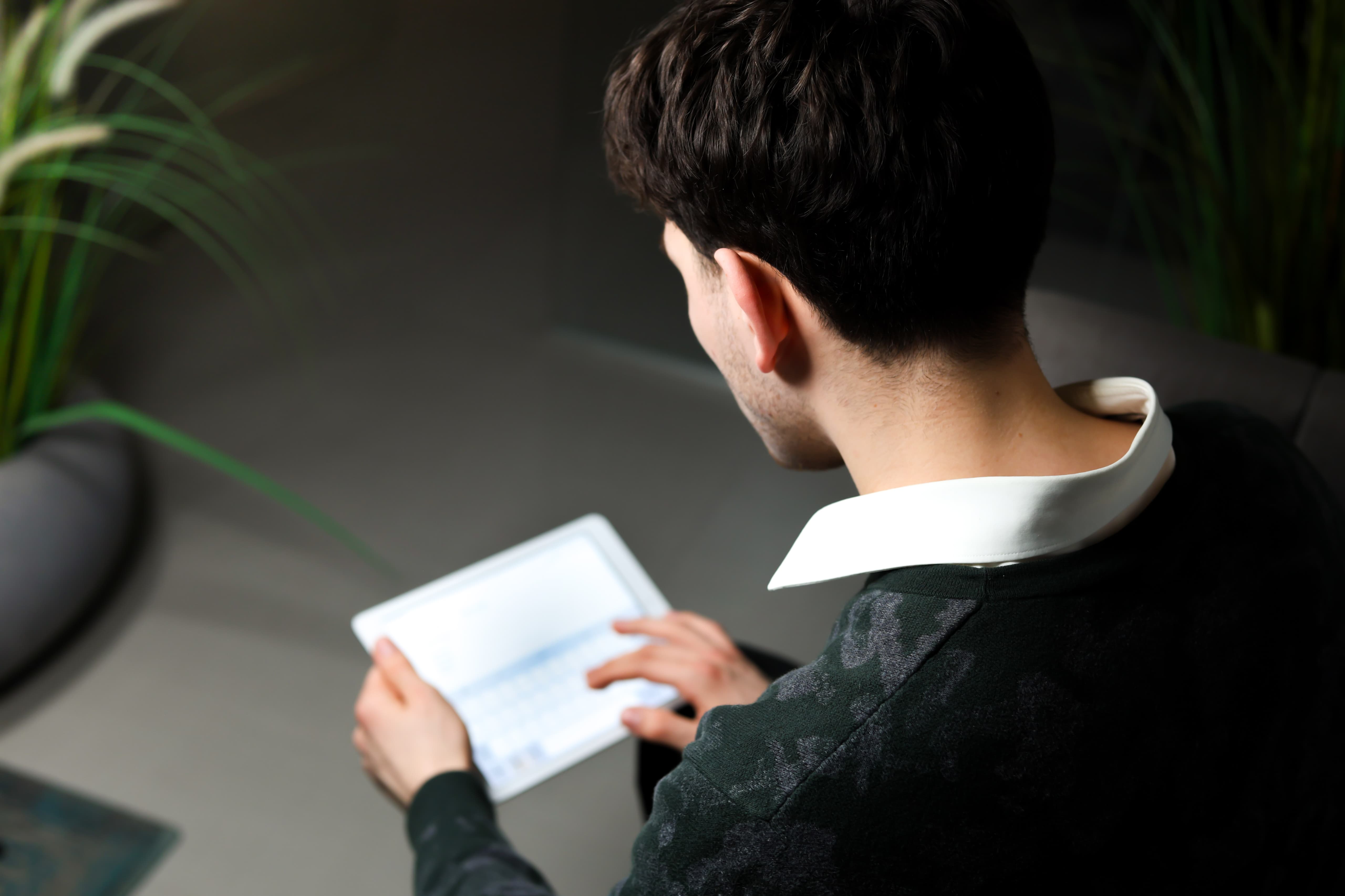 Patient füllt einen digitalen Anamnesebogen im Wartezimmer aus