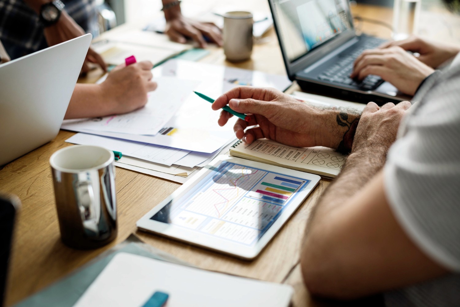 Equipe analisando estratégia de SEO para empresas com foco em presença no Google, site e crescimento orgânico