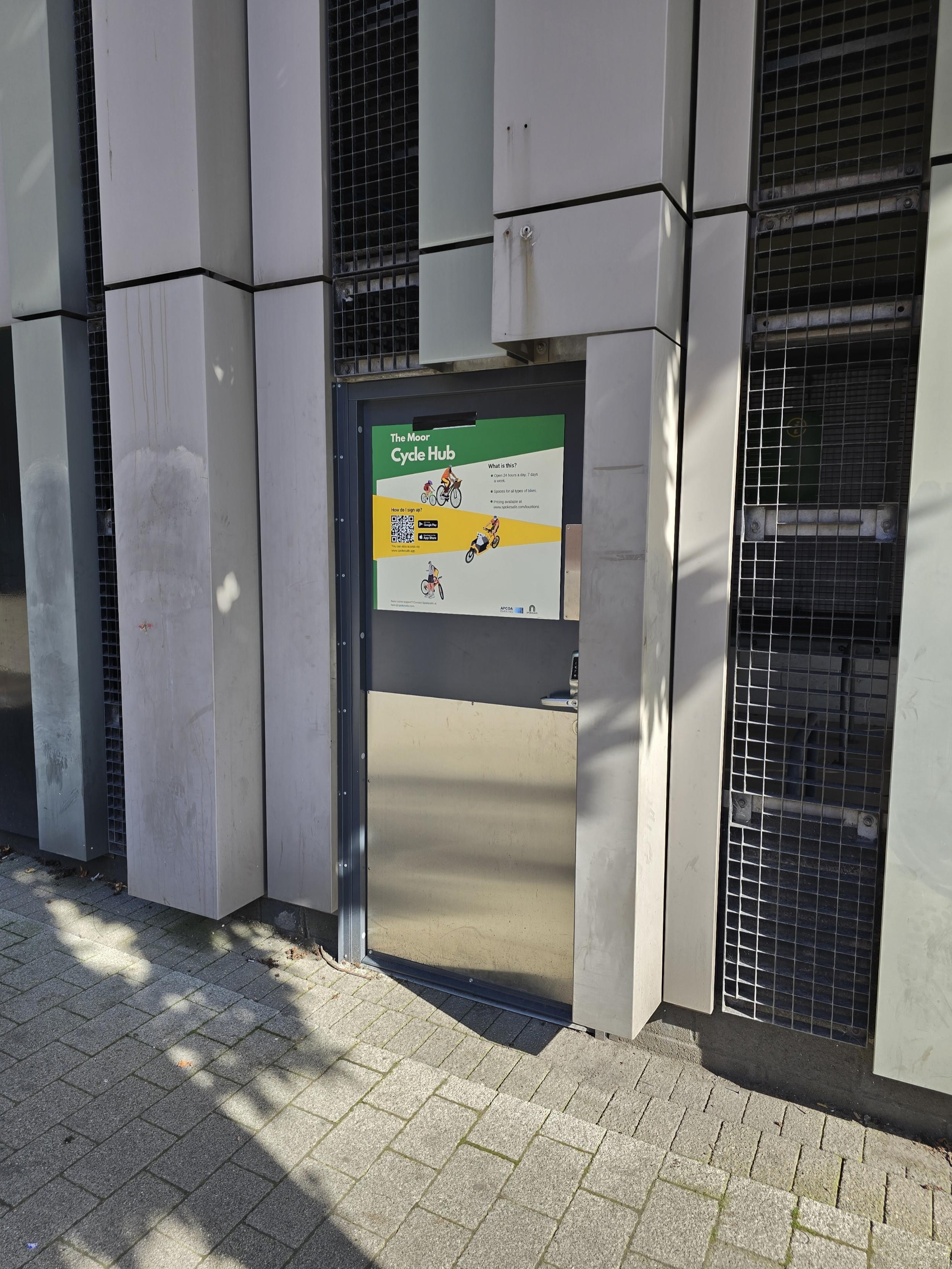De buitenkant van de Moor Cycle Hub, met de veilige toegangspoort als entree!