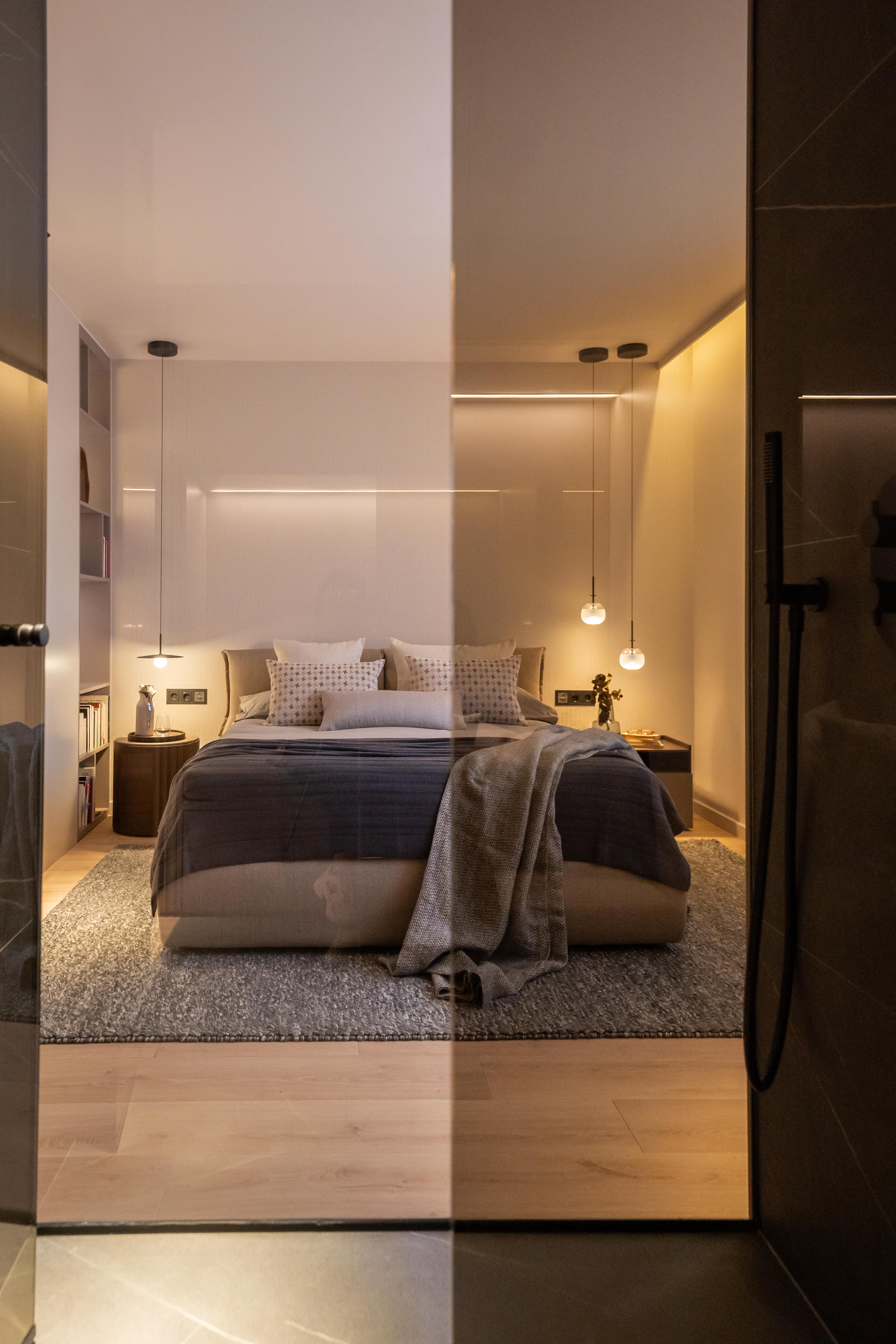 Dormitorio minimalista con tonalidades grises