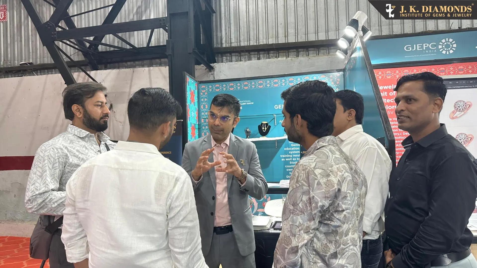 student-mentorship-in-jewelry-industry-jk-diamonds-institute