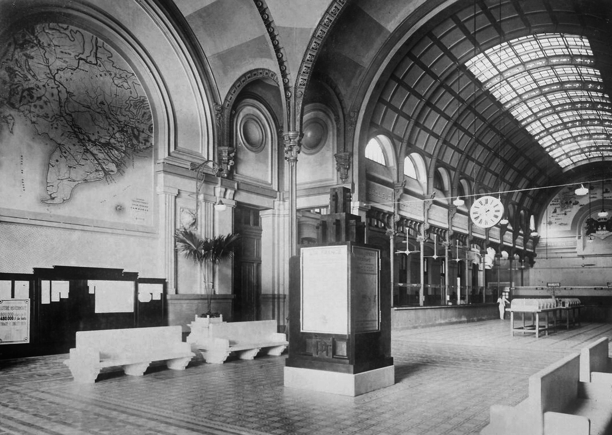 brown crt tv on brown wooden table