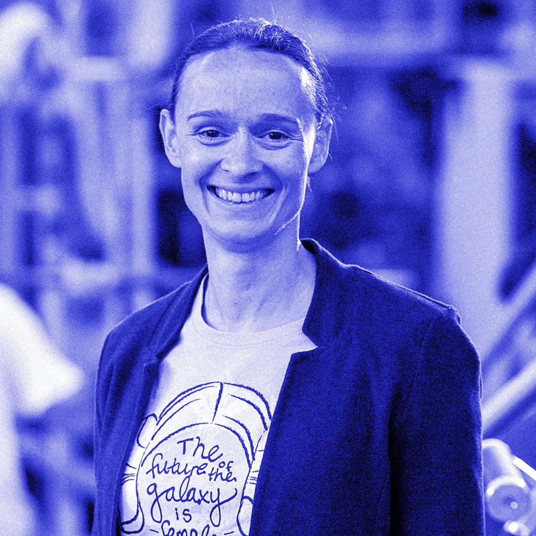 Prof. Dr. Jana Strahler schaut glücklich in die Kamera