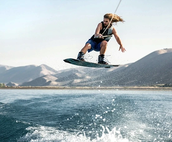 Homme saute avec wakeboard