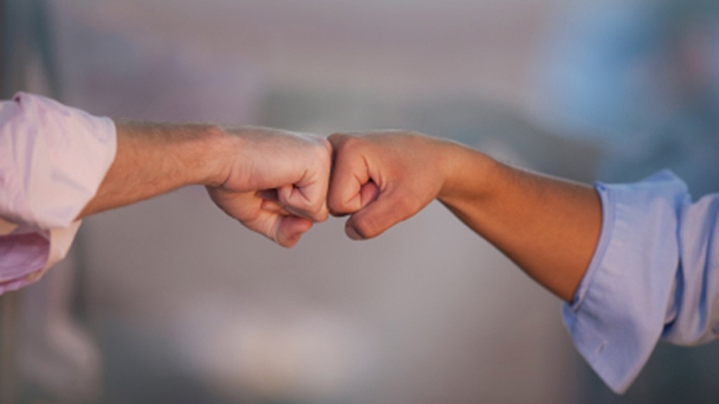 zusammen verbundenheit mehrere personen die sich die hand halten alltagsbegleitung