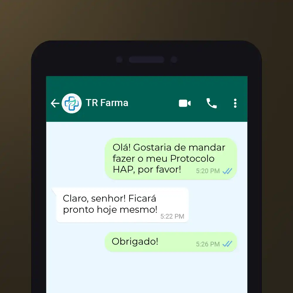 Farmacêutico em ambiente de manipulação preparando medicamentos