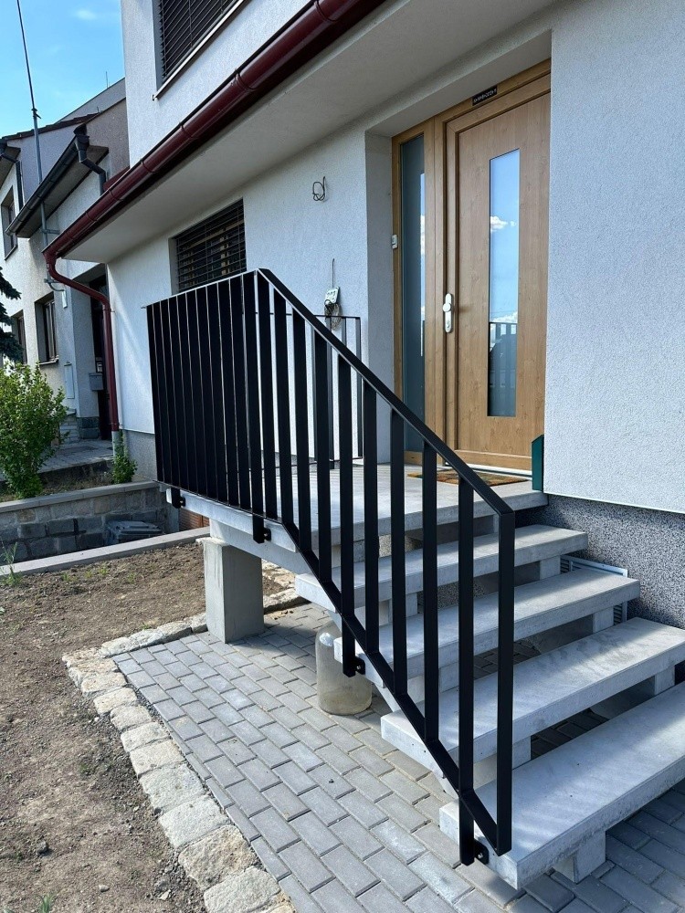 Ocelové zábradlí z pásoviny – vstup k rodinnému domu 