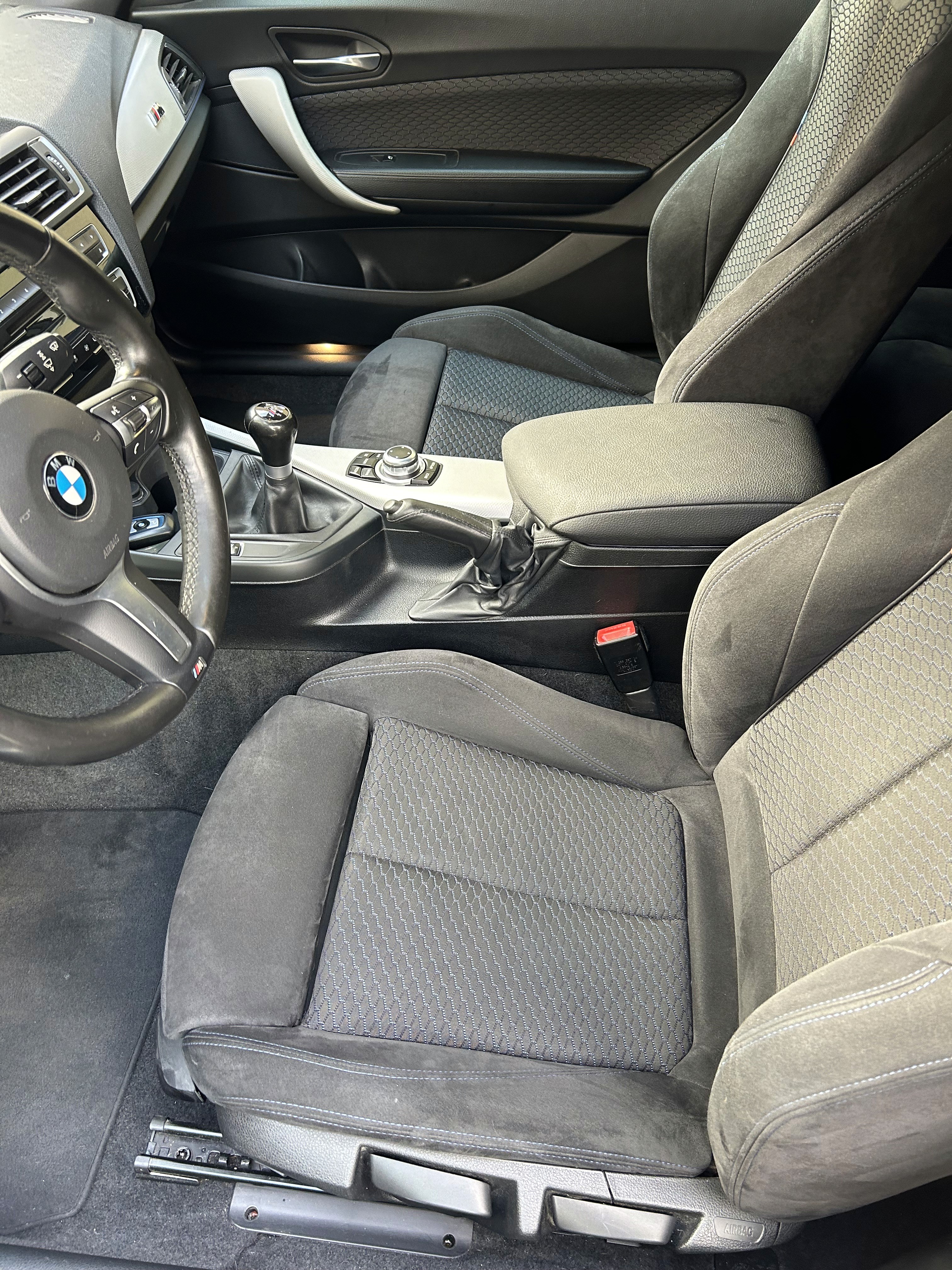 Voiture avec sièges propres et sans taches après un nettoyage professionnel à domicile par Propre et Net Rennes