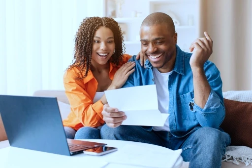 un homme et sa femme découvrant qu'ils ont récupéré son permis