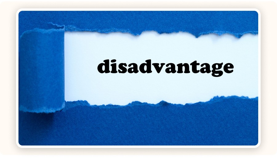Mot “disadvantage” (inconvénient) révélé sous une feuille de papier bleu déchirée