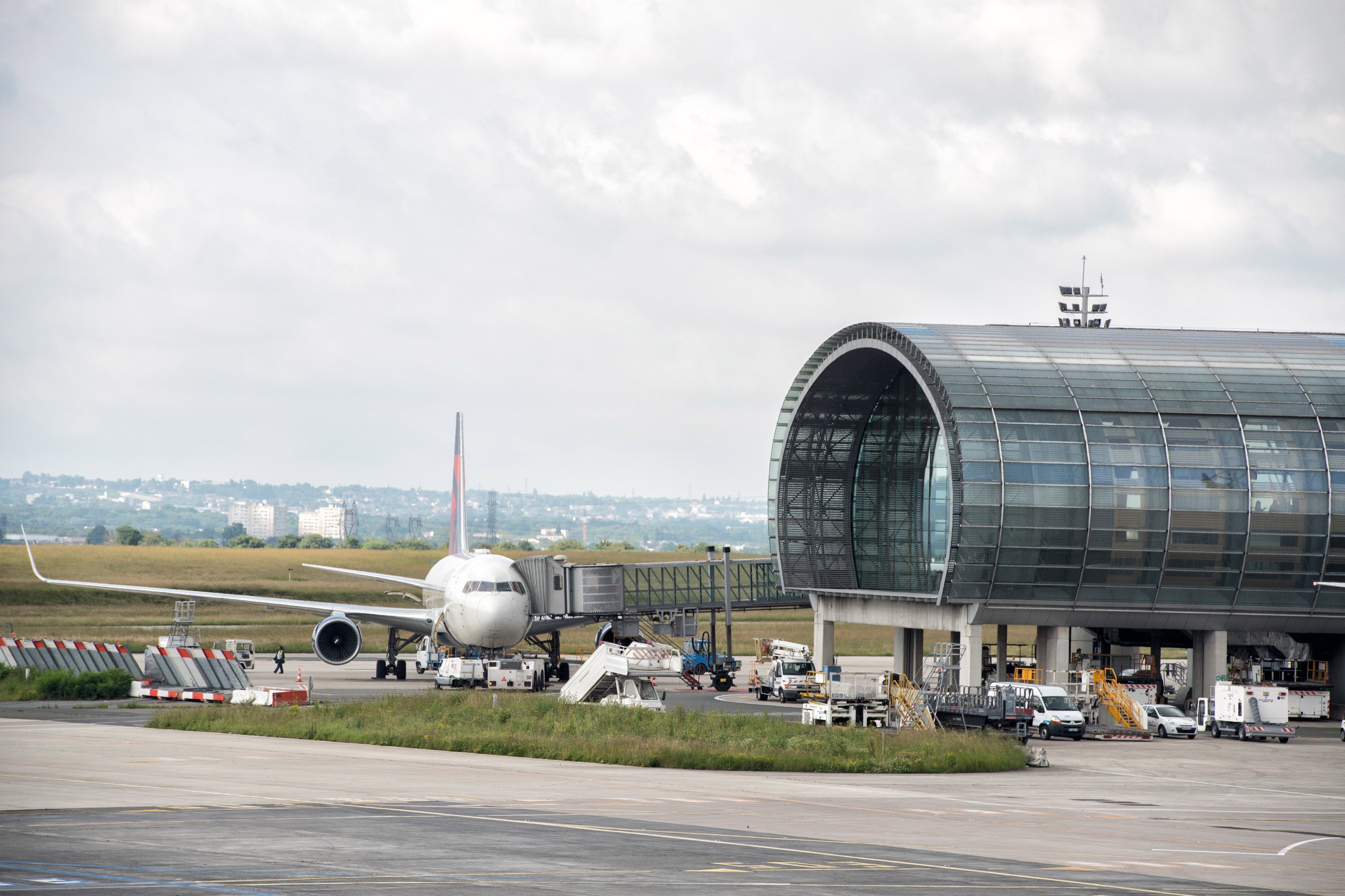 Avion à la porte d'embarquement, Aéroport Charles de Gaulle, Paris.