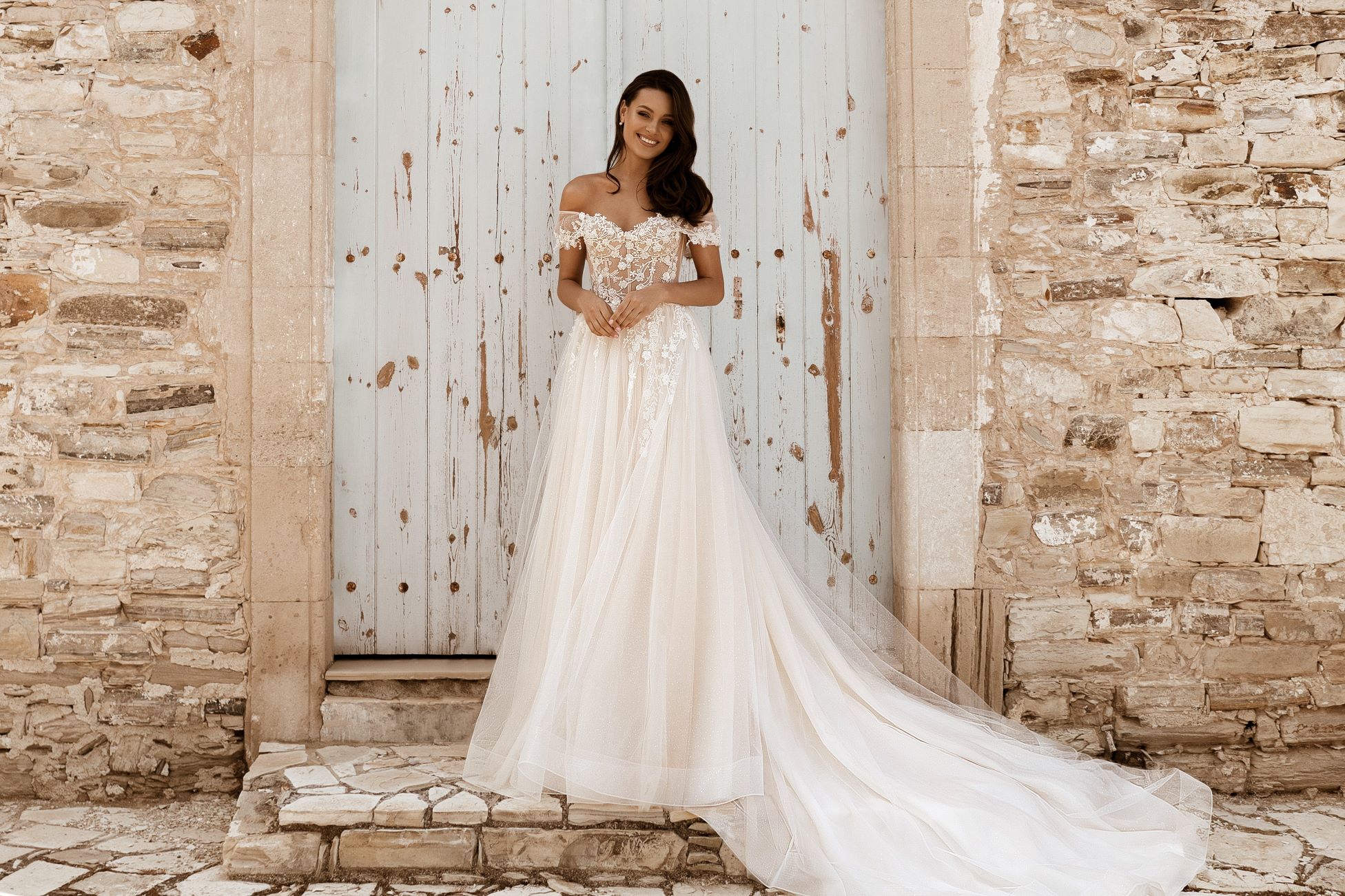 Brautkleid mit klassischer Corsage und floralen Spitzenapplikationen