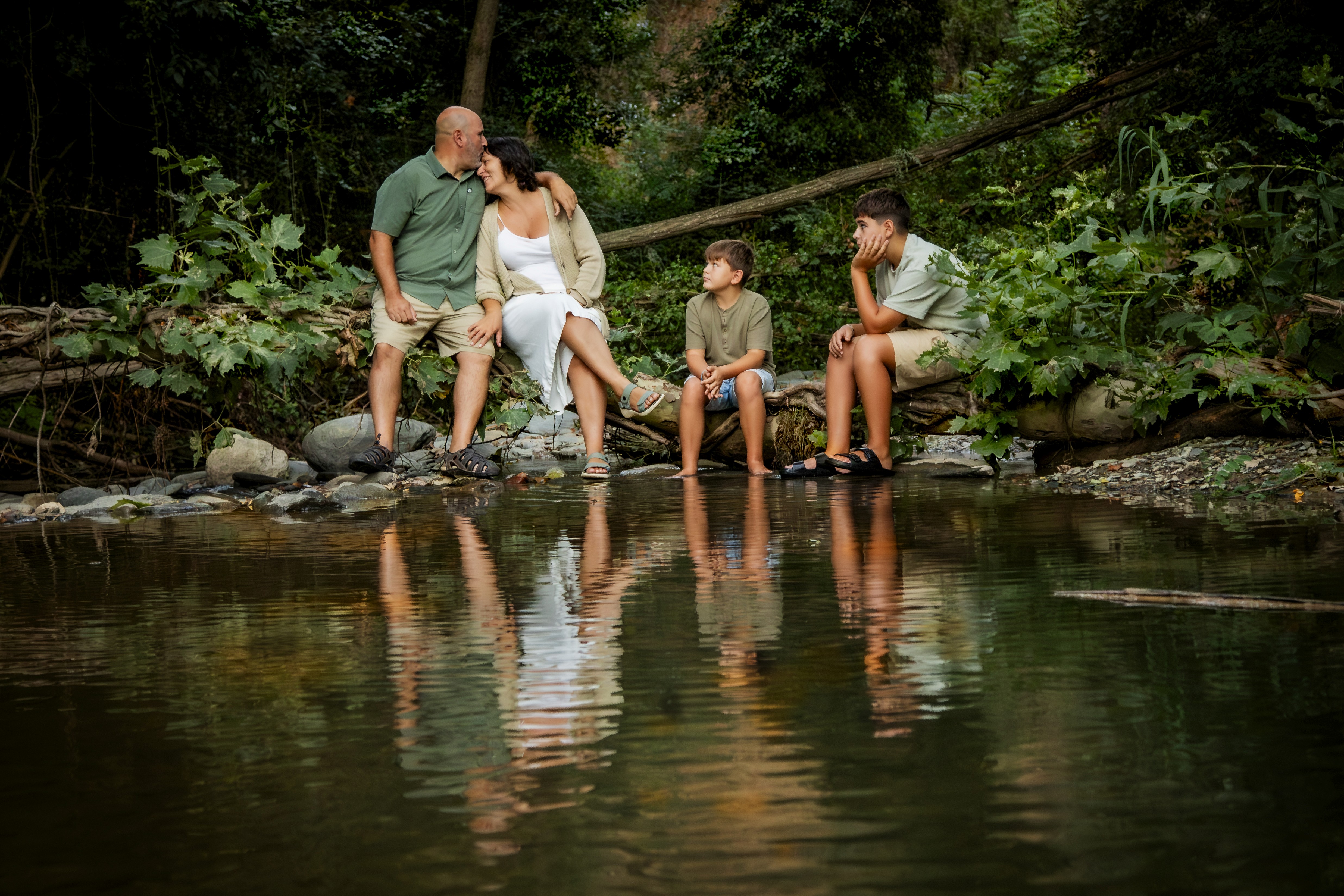 Familia en el rió sentada 
