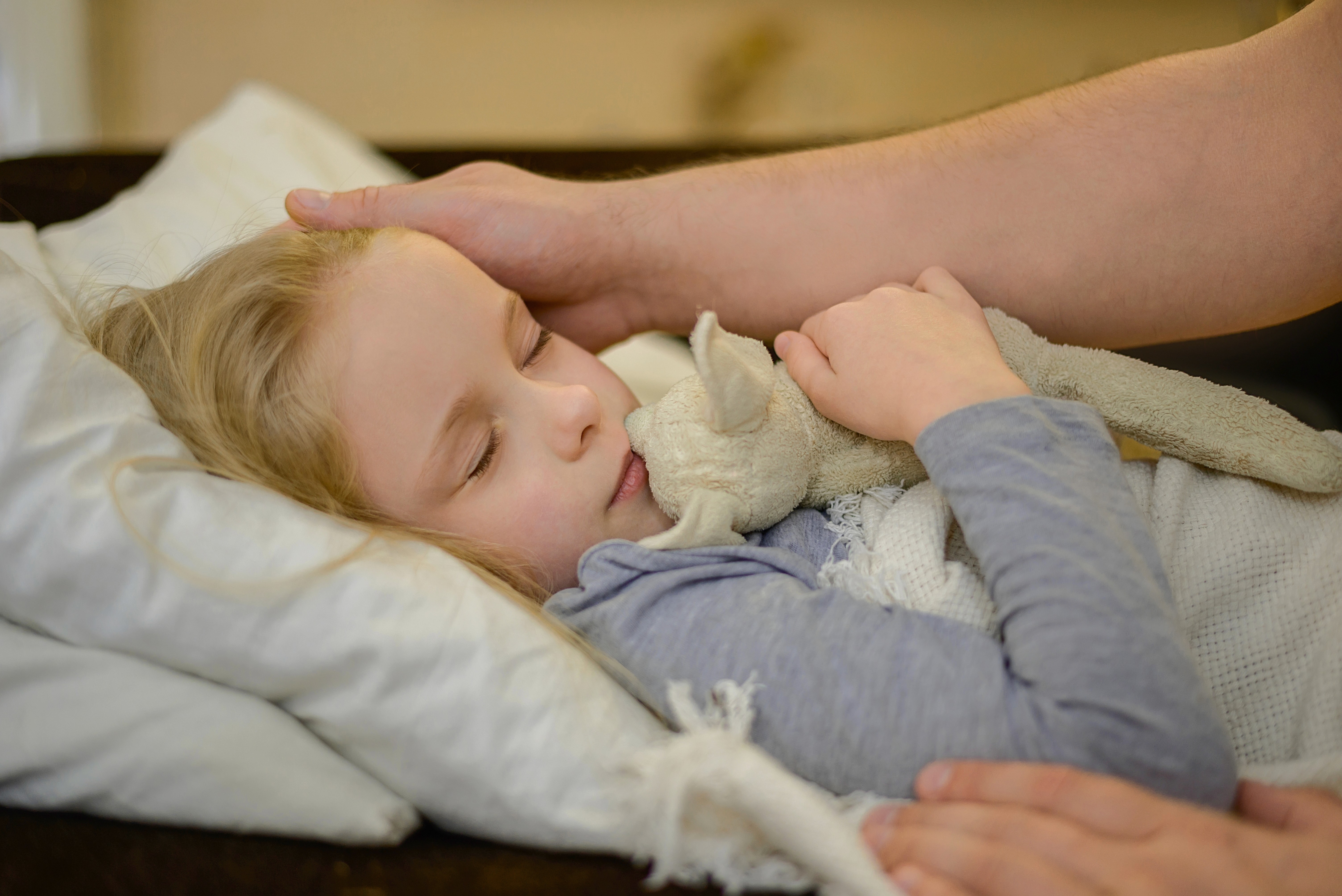 Mädchen liegt krank im Bett
