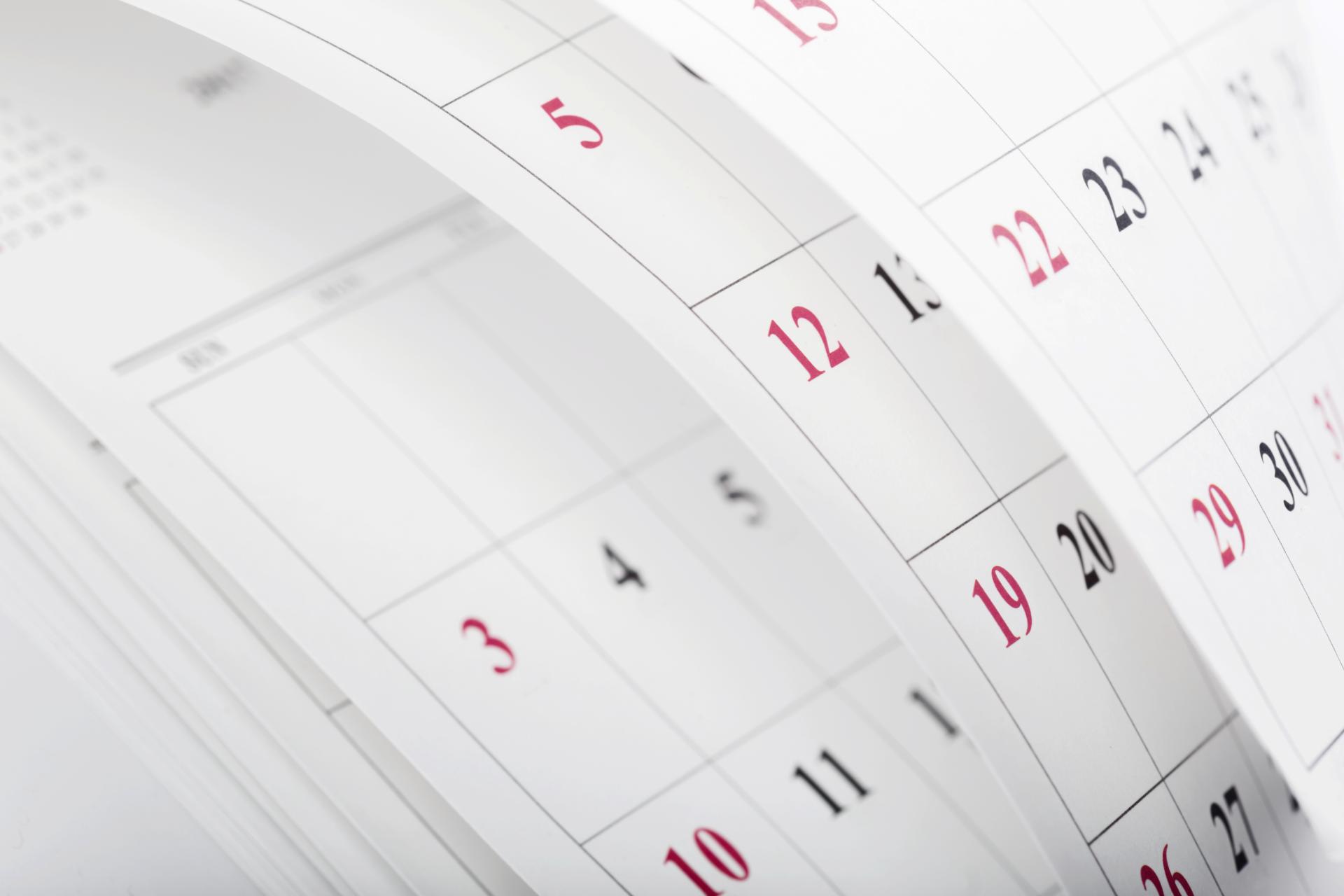 Praca w równoważnym systemie czasu pracy – kiedy to się opłaca, a kiedy staje się pułapką?