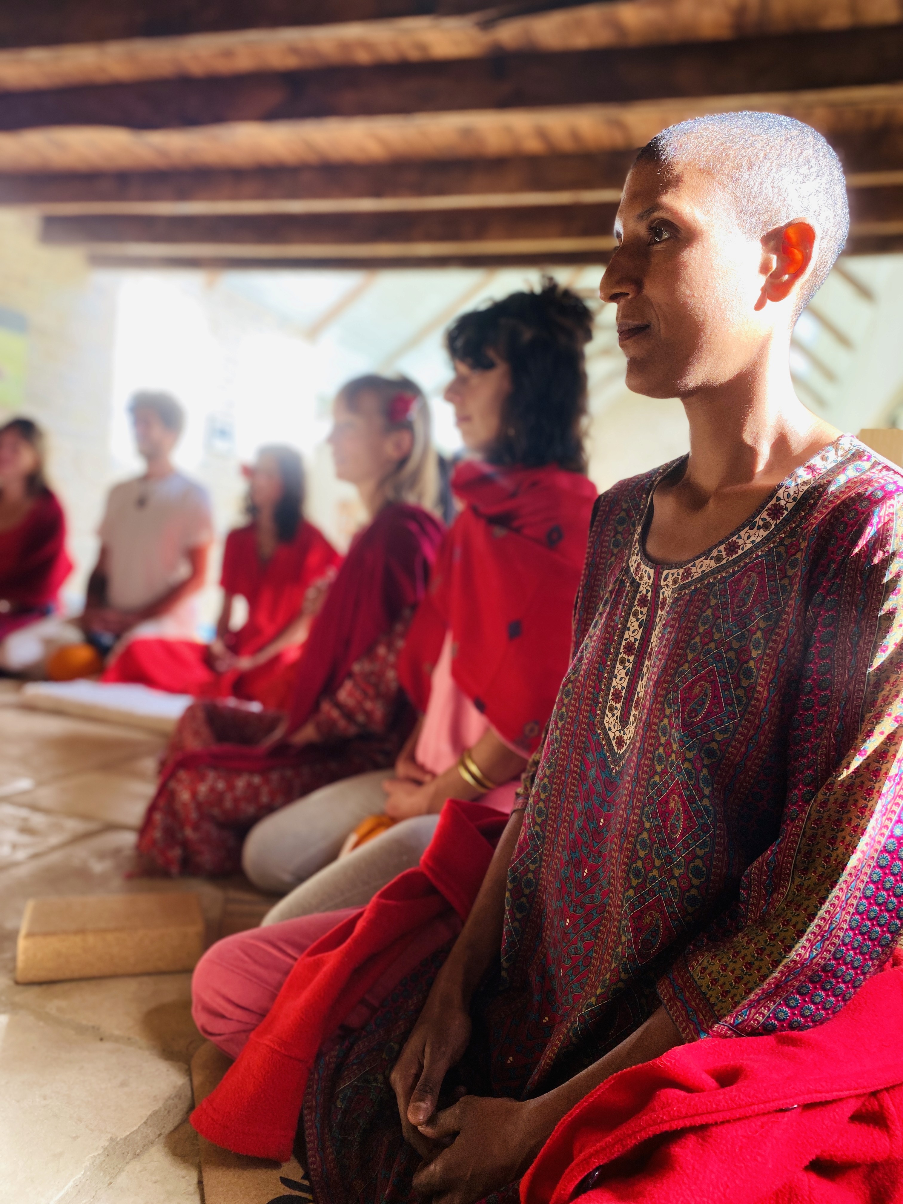 Plusieurs personnes avec des vêtements rouges en train de regarder devant eux.