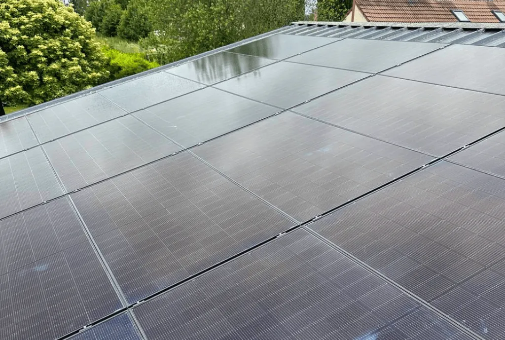 Photo d'un toit d’une maison à Rubempré équipée de panneaux photovoltaïques dont l'installation a été faite par Solarock.