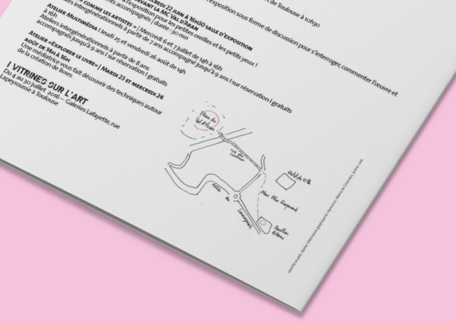 Plan à plat haute définition du recto du guide de visite avec typographie imposante 'GUIDE DE VISITEUR' et carte d'accès.