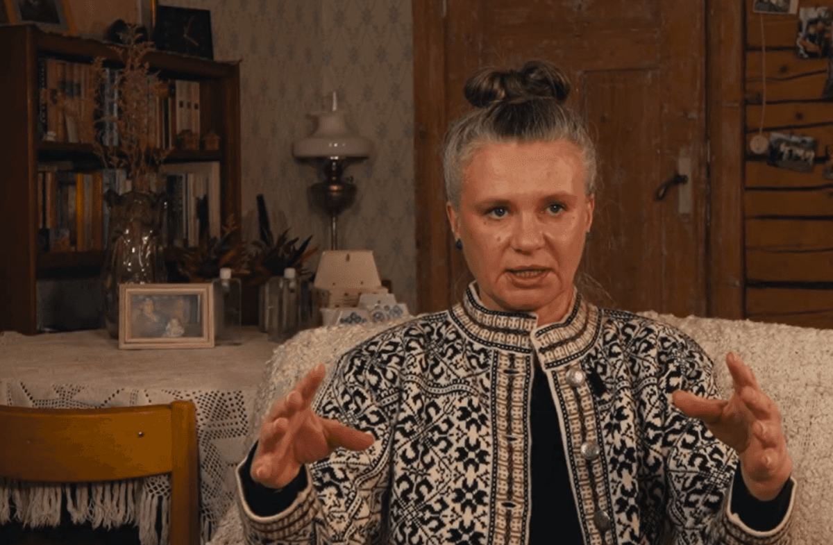 Naine istub diivanil ja meenutab mälestusi