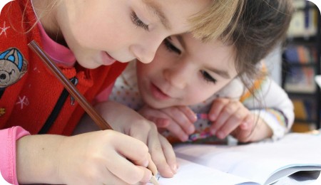 Niñas escribiendo