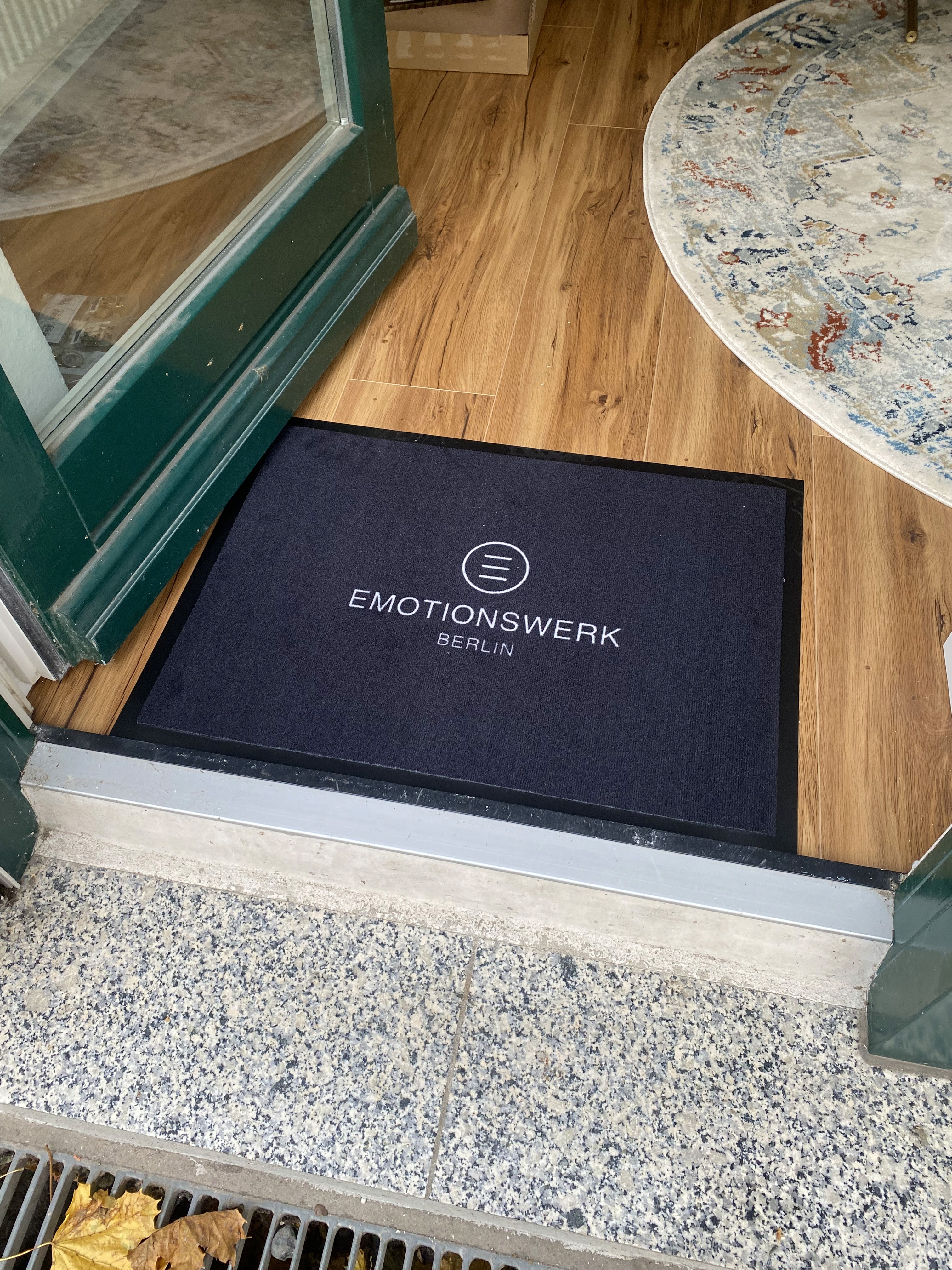 Eingangstür Emotionswerk Berlin in der Schliemannstraße 16