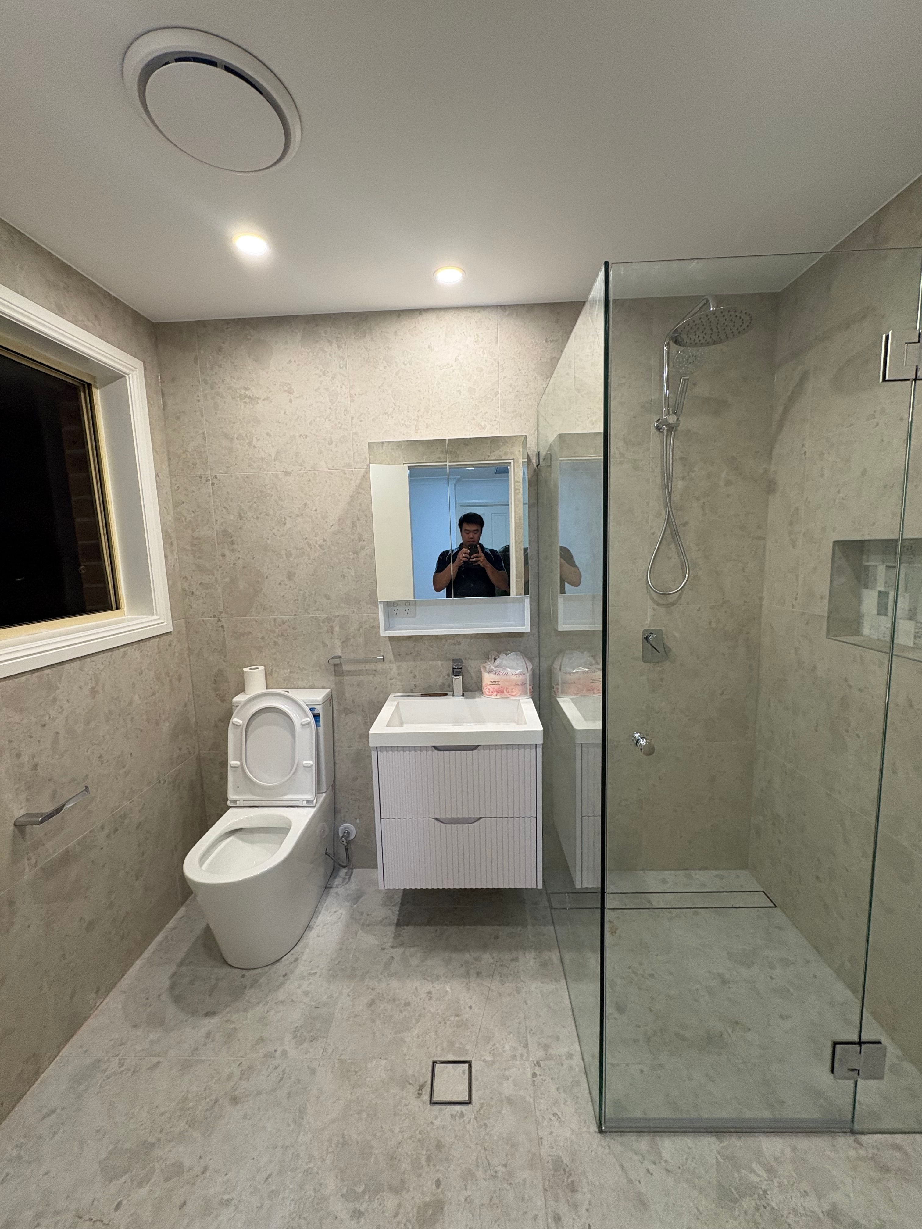 bathroom with tub