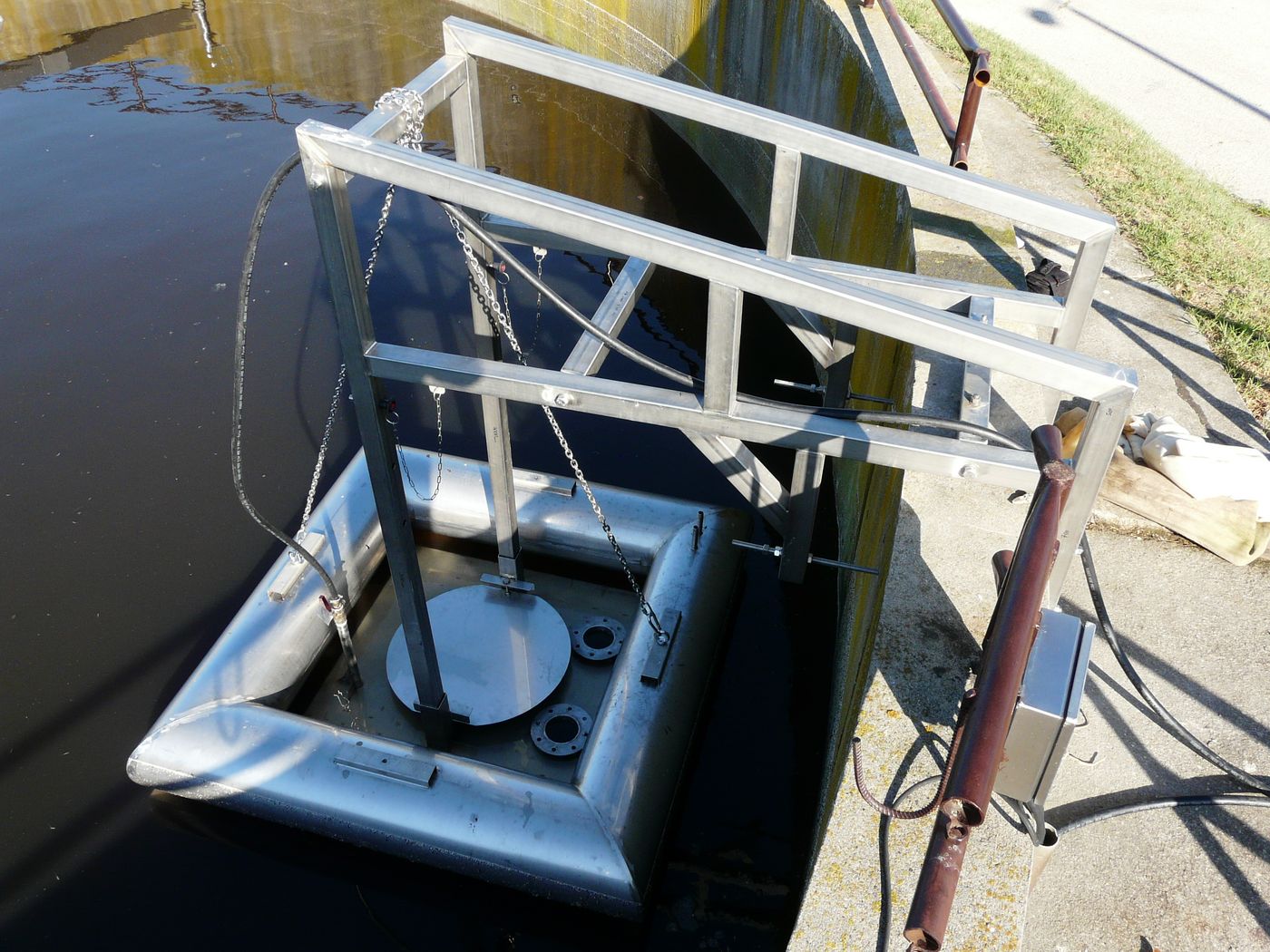 BIODEC 100 decanter and its carriage frame
