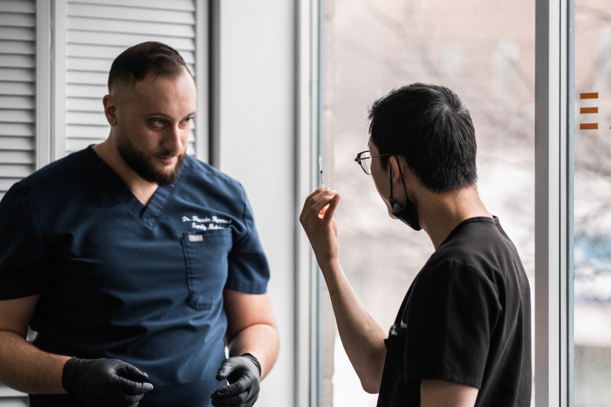 Dr Alex Nguyen et un étudiant