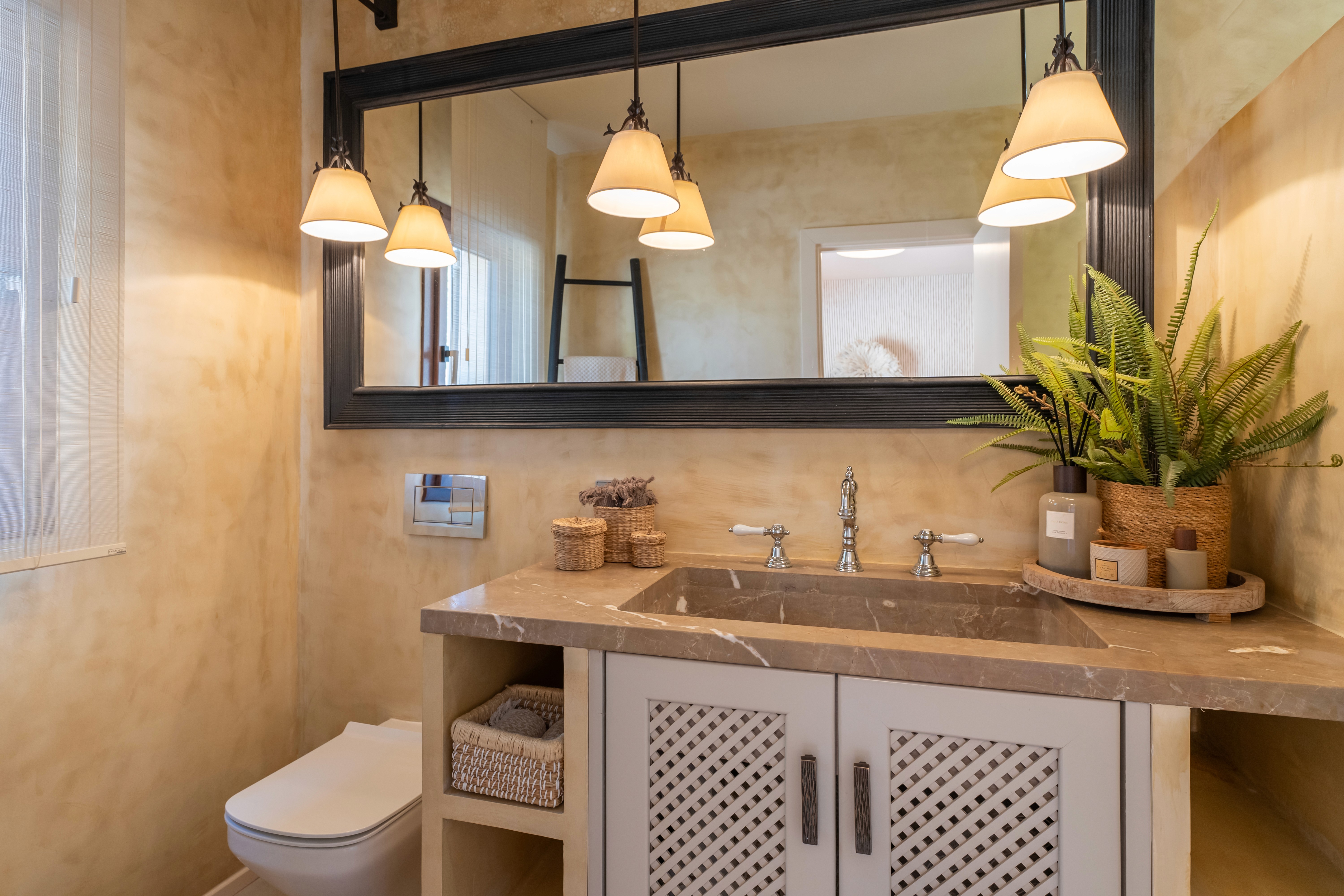 Badezimmer der Finca in Llucmajor gestaltet von Home Styling Mallorca mit Naturstein, Holz und warmen Materialien