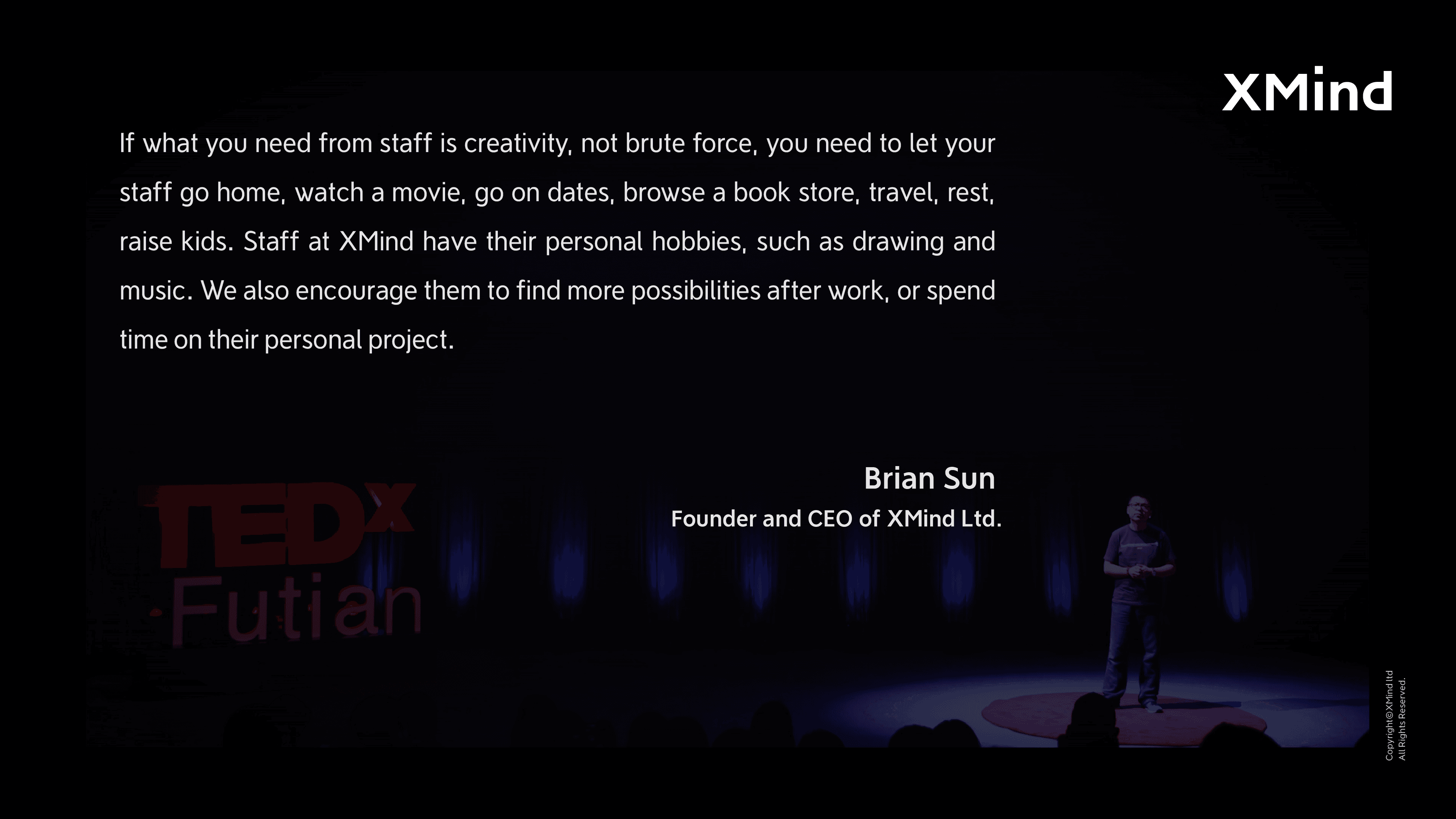 演讲者在TEDx活动中发言